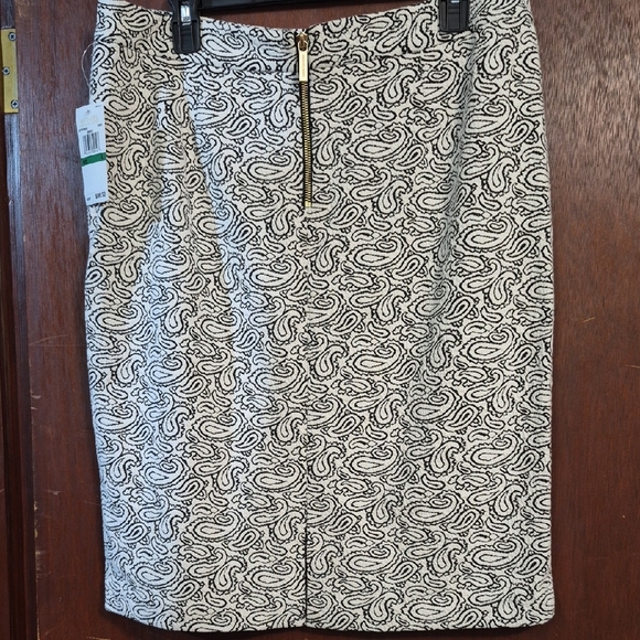 Elegant Black and White Paisley Skirt - Picture 3 of 7